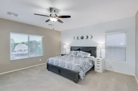 DESERT GEM!  Resort style Living - Private Pool. Отели рядом с достопримечательностью «Уисперинг Уинд»