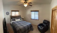 Stunning Cabin with Clubhouse on River! Wooded Retreat with Kayaks! Pickleball! - Feriehus