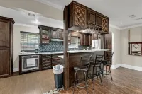 5BR Family Gem: Barbecue, Swim & Relax!