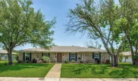 Beautiful House with Pool, Grill and Televisions in Each Room 4Br/3BA Hotels near MIDWAY COMMONS