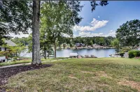 Peaceful Lakefront Retreat: private dock, deck, arcade and more!