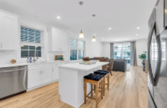Top Floor Balcony, 2 Blocks to Beach, Park 2 Cars, Linens + Towels included