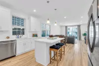 Top Floor Balcony, 2 Blocks to Beach, Park 2 Cars, Linens + Towels included