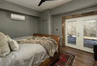 The Outpost, on Little Pisgah Mountain - a Secluded Modern Cabin Oasis