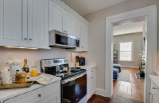 Stovall #4 | Stylish 1 bedroom with private free parking