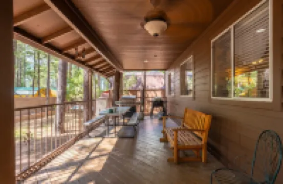 Rainbow Lake Retreat: Lakeside Cabin for Big Families & Groups!