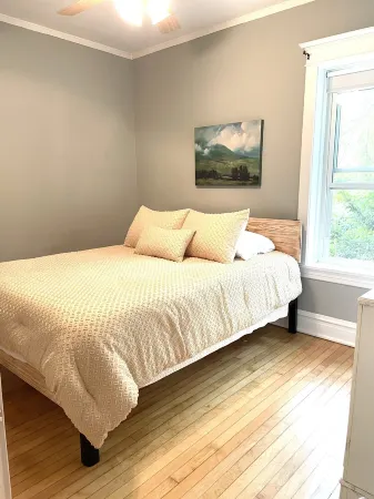 Clean and Comfy Updated Apt in Convenient Location