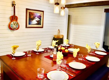 Riverfront Farmhouse. Walking distance to awesome! Отели в г. Таунсенд