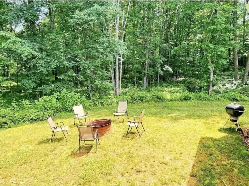 Cozy Farm Home Near I83. Surrounded by a Private Park and Hiking Trails!