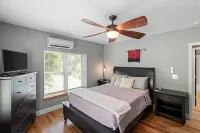 Cozy cottage with PRIVATE  hot tub and year round pool.