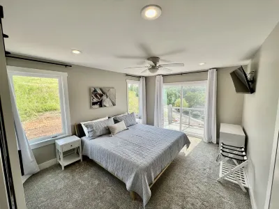 Modern Lake Cottage - Amazing Views - 6 Bed/6 Bath - Boat Launch