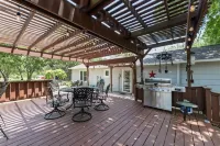 Charming private 3-bedroom Ranch with WiFi, AC, Pool in picturesque Princeton Structured Chaos Farm 주변 호텔