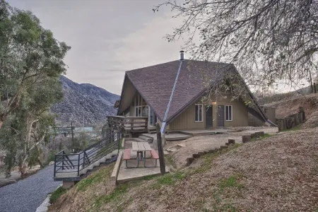Charming House Inside the Gate of Sequoia National Park Отели рядом с достопримечательностью «Генерал Шерман»