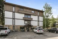 Beautiful 2 Bed / 2 Bath in Vail Village – Walk to Gondola One or Golden Peak!