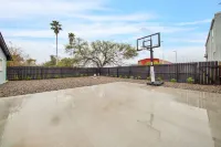 Newly Remodeled Modern Great Location 4BR 7 Beds Close to Many Attractions