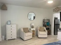 Cozy and Bright Beach Retreat - Apartments
