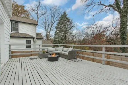 Stay in the Heart of  Oakley Отели в г. Цинциннати