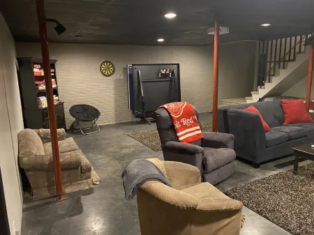 4 Bedroom/2 Bath Home 20 Acres of Woods - Hot Tub