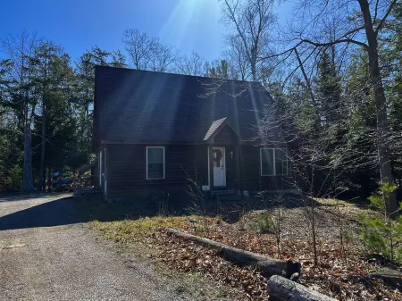 Arbor Pines Oak - walk to downtown Glen Arbor Отели в г. Глен Арбор Тауншип