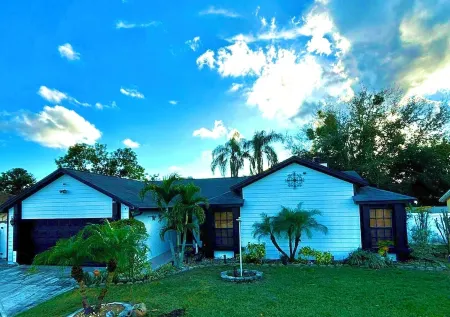 Home Near Themeparks,Lakes, Airports, Shops, Etc.