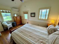 Comfy "Mini-estate" on Iconic Corea Harbor