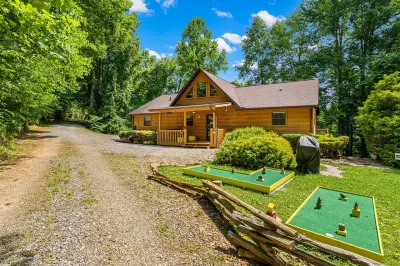 Secluded Cabin-Game Room-2 King Beds-HotTub-MiniGolf-EV Charger Hotel dekat Brandywine Creek Steakhouse & Tavern