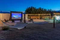 Desert Moon: Fenced  Private Acre with Cowboy Pool, Spa, Sauna and Hammocks 화이트워터 패스 트레일헤드 주변 호텔