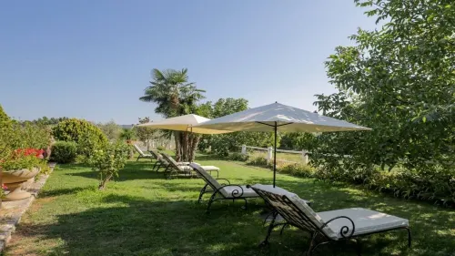 CHALET IN THE HEART OF THE ALPILLES Hotels in Orgon
