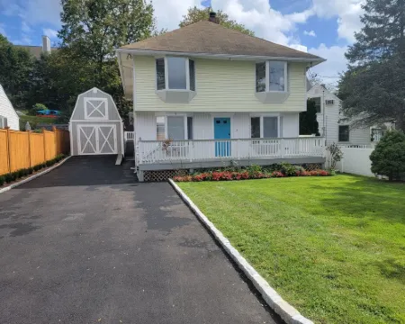 Serene Upstairs Apt. Walk to Town, Train, & Beach Ferry! Off-Street Parking. Hotels in Greenwich