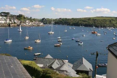 Cottage (2 bedrooms - 3 beds)  Polruan Fowey-stunning views over the estuary+sea Отели в г. Фоуи