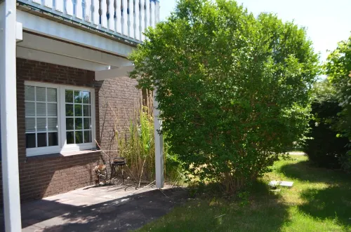 Bright, spacious comfort apartment with private garden and walk-in shower.