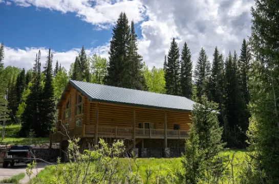 Secluded big cabin within a mile of the resorts. looking for 30d+ rentals