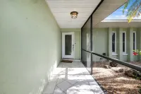 Billiards and Poolside Bliss Centrally located in SE Cape Coral, Pet Friendly!