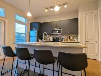 Hidden Gem in CityPlace for executives - comfortably designed with Pool and Gym