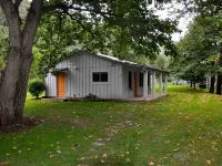 Cozy and relaxing, Modern Creekside, Trailside, Waterfront  Cottage, fiber Wifi Hotels in McHenry Township
