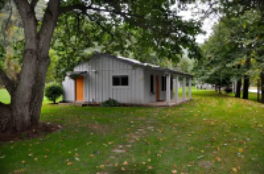 Cozy and relaxing, Modern Creekside, Trailside, Waterfront  Cottage, fiber Wifi