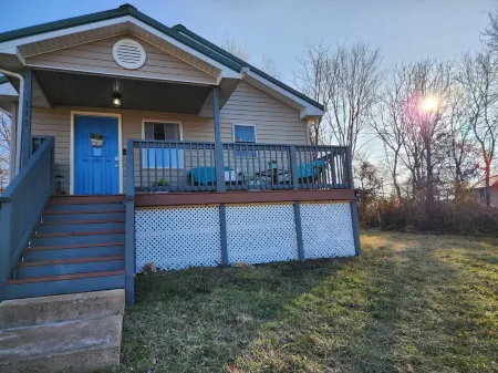 Cozy House On The HILL 10 Min from Ft. Leonard Wood Отели в г. Пуласки