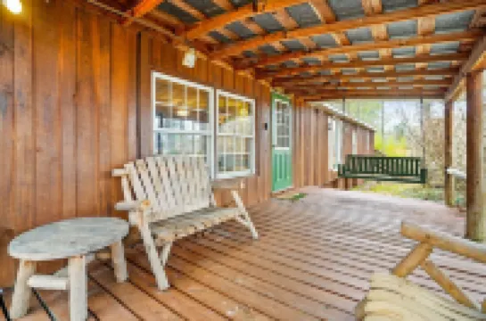 Where in the woods cabin - pet friendly - winery nearby