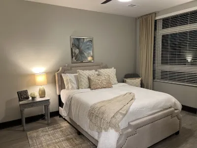 Modern Home w/Skyline Views 1.6 mi from downtown Louisville Citi Trends附近的飯店