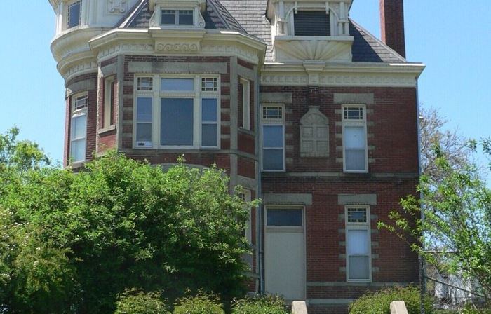 Fully Renovated Historic Home with bluff views of Missouri River & Valley