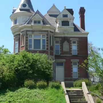 Fully Renovated Historic Home with bluff views of Missouri River & Valley
