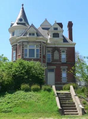 Fully Renovated Historic Home with bluff views of Missouri River & Valley