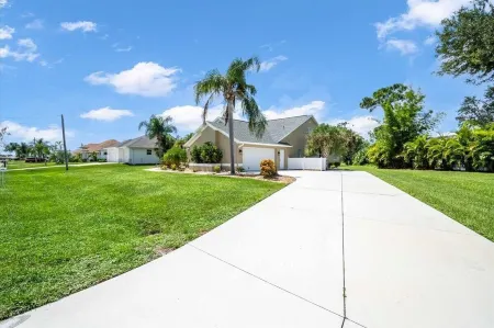 Spacious 5-bedroom house in lovely Rotonda West with fast WiFi and Private Pool