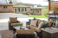 Friendly City Stay! HOT TUB, NEW LISTING!