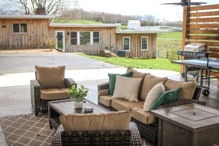 Friendly City Stay! HOT TUB, NEW LISTING!