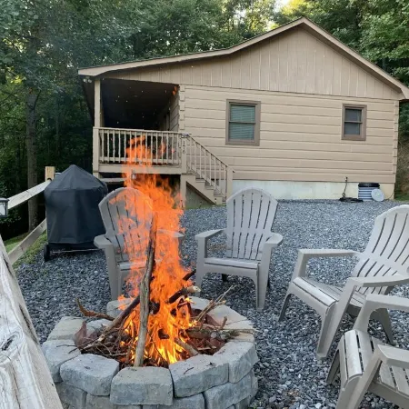 Summer Special — Book 5 Nights 6+7th Free — Log Cabin with Privacy+ Firepit
