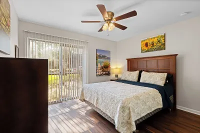 Walk to hospitals, minutes from UF!