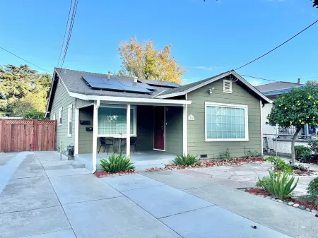 Serene 2BR Bungalow - Parking + Laundry + Sleep 6 Отели рядом с достопримечательностью «Хэппи Холлоу парк и зоопарк»