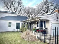 Upscale Abode The Keeper of the Plains 주변 호텔