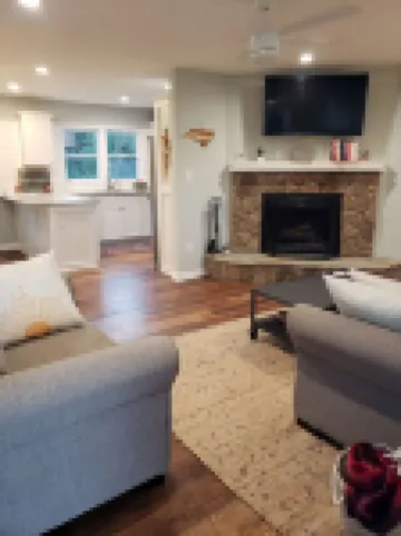 Quiet and cozy cottage hidden on the banks of Lake Norman